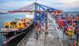 O Governo Federal espera dobrar a capacidade de movimentação de carga do Porto de Santos após o projeto de privatização, com obras focadas em melhorias na infraestrutura para isso