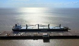 A companhia Wilson Sons realizou a primeira operação de movimentação de cargas no novo berço do Porto de Itaqui, com uma exportação de celulose feita no navio Pelican Arrow