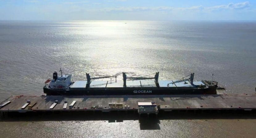 A companhia Wilson Sons realizou a primeira operação de movimentação de cargas no novo berço do Porto de Itaqui, com uma exportação de celulose feita no navio Pelican Arrow