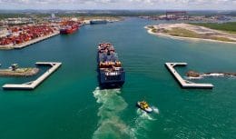 A movimentação de cargas dentro do Porto de Suape agora contará com mais segurança e eficiência, em razão do início da terceira etapa das obras de infraestrutura no molhe de proteção do complexo