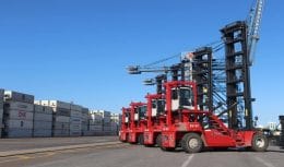Quatro novas empilhadeiras da Kalmar chegaram ao Portonave para proporcionar mais eficiência, modernização e segurança nas operações de transporte de cargas com contêineres no local